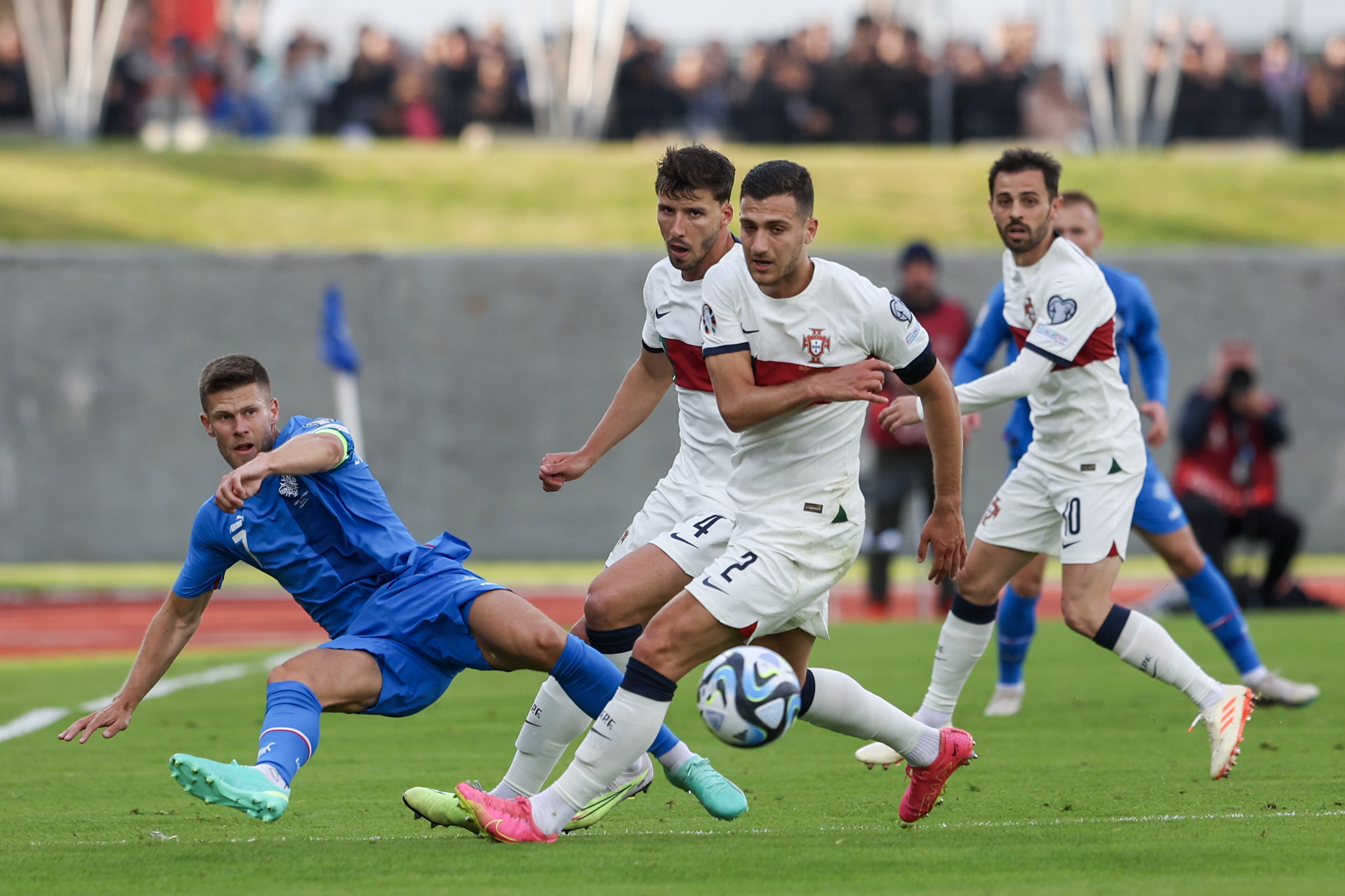 开云体育登录-欧预赛精彩继续,球场上紧张刺激