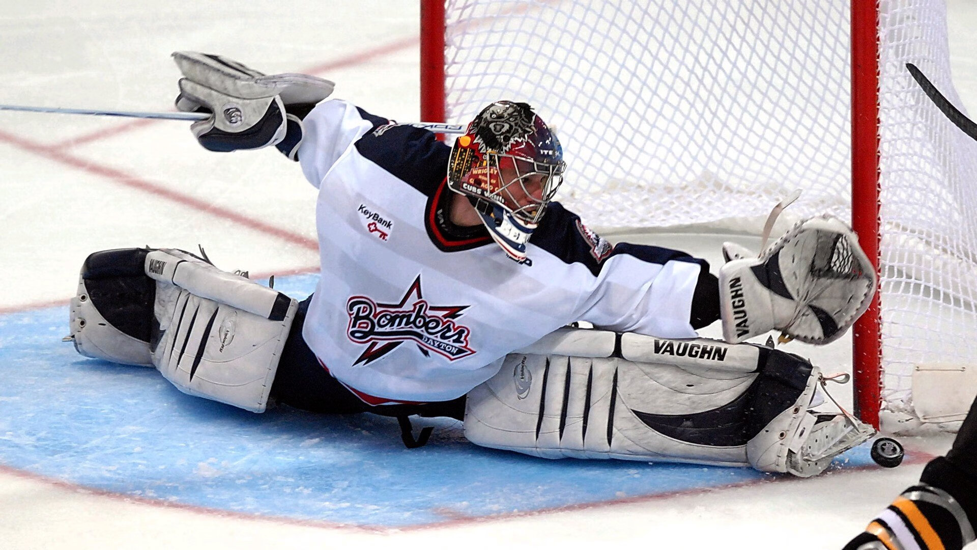 开云体育-两场相隔六年的风暴,当11人的轰鸣压过一个人的神迹